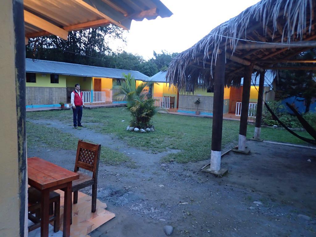 Hostal Henrry'S Hotel Mindo Exterior photo